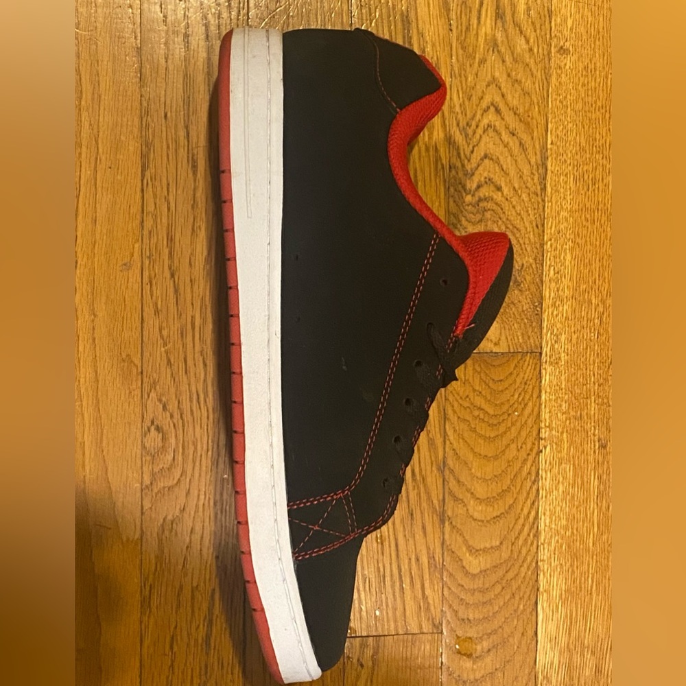 DC SHOES BLACK AND RED